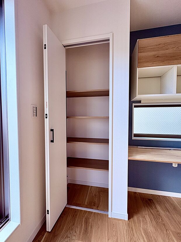 【【C号棟リビング収納】】ご家族が集い、暮らしの中心となるリビングにも収納スペースが備わっています。使用頻度の高い文具や日用品のストックなどを収納できます。