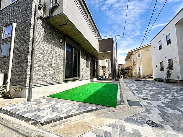 【【前面道路含む現地写真】】南側幅員約4mの私道に面しています。第一種低層住居専用地域の、閑静な住宅地に位置しています。穏やかな住環境で落ち着いて過ごすことができそうです。