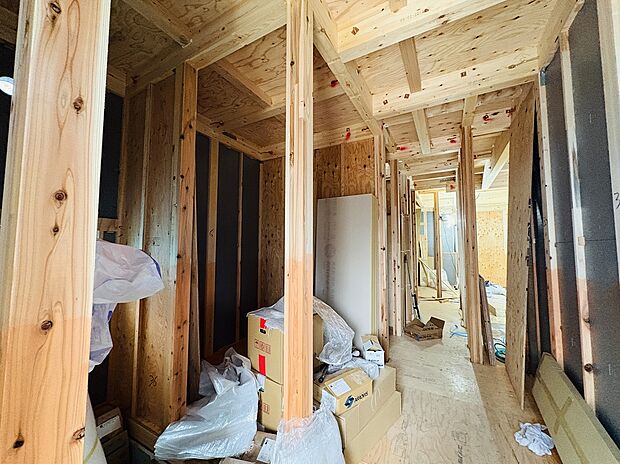 【【木工事序盤】】開放感あるLDKに、パントリーやWICなど豊富な収納が備わった快適設計。家事動線も整い、家族が自然と集まる居心地の良い空間です。