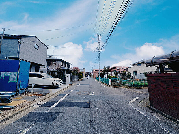 【【前面道路含む現地写真】】道路幅は約6.0m。陽光が遮られにくい立地です。車のすれ違いもスムーズで、駐車する際も落ち着いて運転できます。