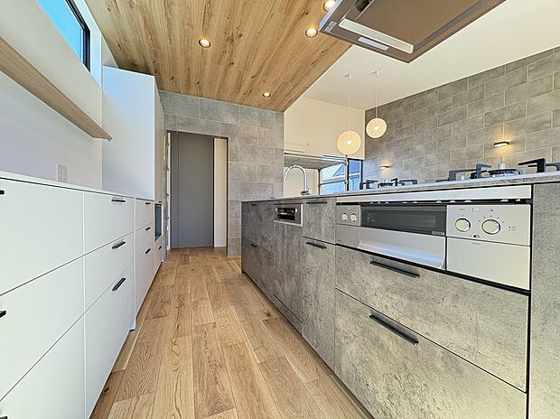 【【キッチン】】ゆとりのあるフルフラットキッチン。天板の下は収納スペースになっています。背面に設置されたカップボードには食器を収納できるほか、調理家電置場としても重宝します。