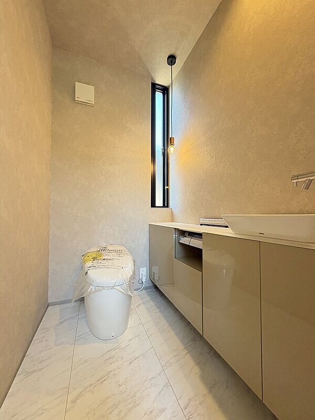 【【トイレ/2階】】掃除しやすいタンクレスタイプです。トイレットペーパーや掃除道具を手洗いカウンター下に隠すことで、ホテルライクな雰囲気に。トイレは2か所に設置され、来客時も安心して使用できます。