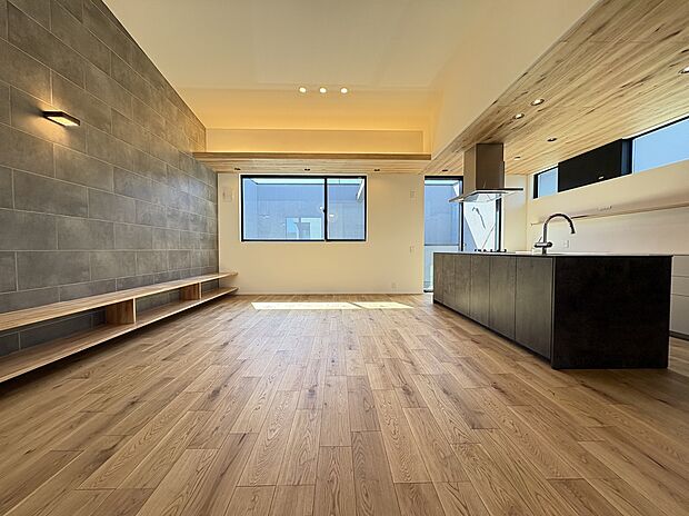 【【LDK】】約23.1帖の開放的なLDK。2階に配置され、外部の視線を気にせずゆったりプライベートを楽しむことができます。意匠を凝らしたスタイリッシュな内装も魅力のひとつ。