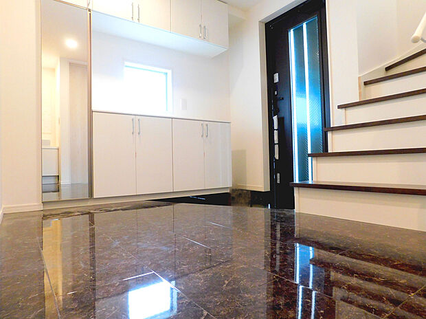 【【玄関/施工例】】高級感のある大理石調床の玄関です。シューズボックスは姿見付きで、お出かけ前に足元まで含めた身だしなみチェックができます。