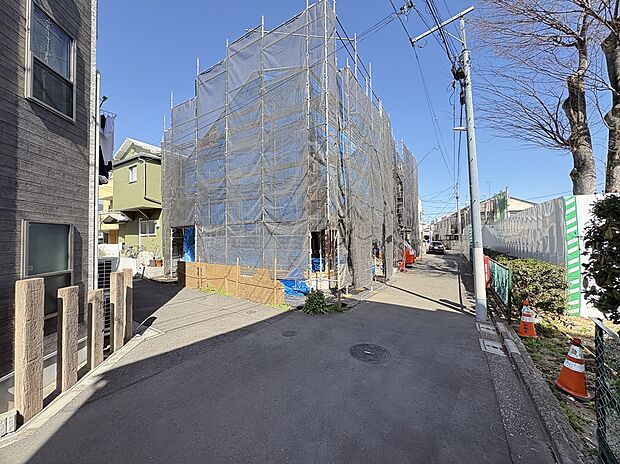 【【建築中写真】】A号棟は南側・西側接道の角地です。3面採光(A号棟)の2階LDKに光と風が届きます。第一種低層住居専用地域内の落ち着いた環境です。