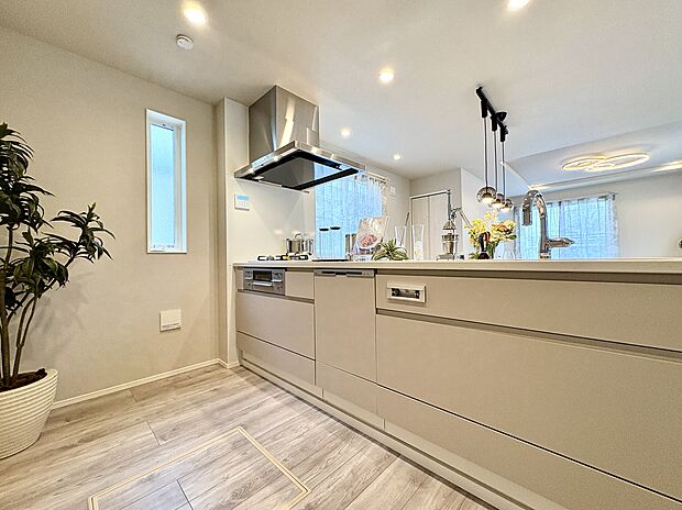 【【キッチン/2号棟】】食器洗乾燥機やタッチレス浄水器一体型水栓が搭載されたシステムキッチンです。豊富な設備が毎日の家事をサポートしてくれます。