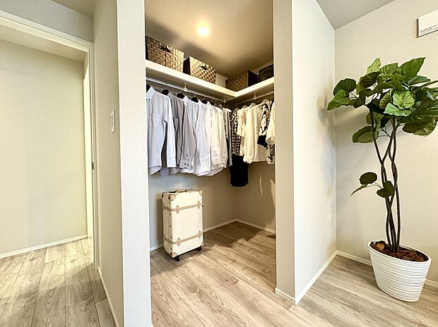 【【ウォークインクローゼット/2号棟】】西側洋室に備え付けられたウォークインクローゼットです。棚やハンガーパイプを活用することで、バッグや服を分けてスッキリと収納できます。