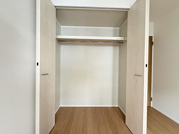 【【クローゼット】】両サイドにオープン可能で、荷物の出し入れもスムーズな折れ戸タイプ。クローゼットは各洋室に備わっています。