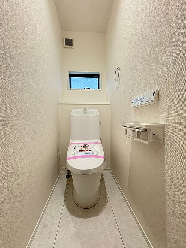 【【トイレ】】快適にご使用いただける、温水洗浄便座付きのトイレです。トイレは各フロアにありますので、来客の際も気兼ねなくご使用いただけます。