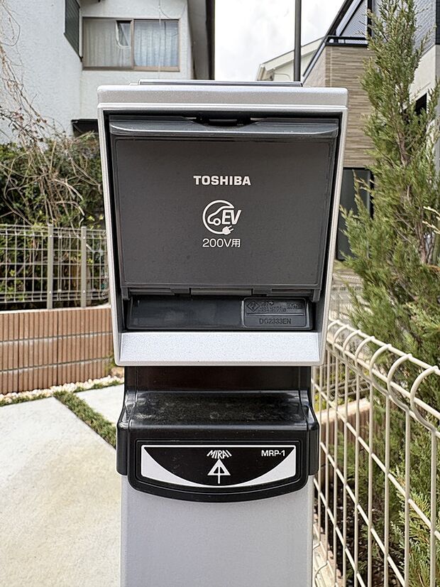 【【EVコンセント】】200V用のEVコンセントが備わっています。電気自動車の充電の他、屋外グリル・高圧洗浄機などの使用時にも屋外電源としてもご利用いただけます。