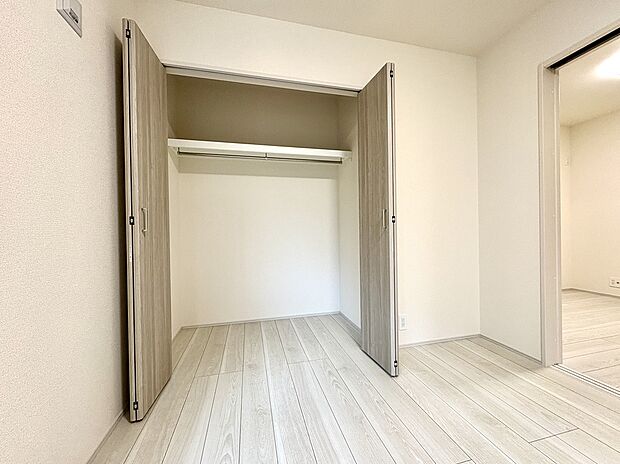 【【洋室約6.0帖/クローゼット】】各洋室にクローゼットが備わっています。身の回りの物がすっきりと片付き、住空間をより広く有効活用できます。