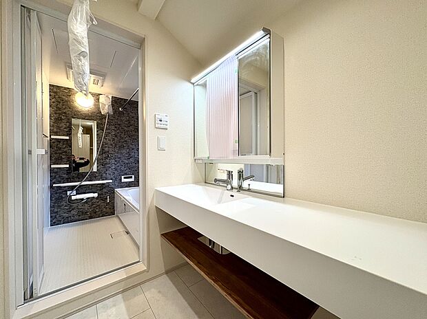 【【洗面所】】ゆとりある広さが確保された洗面所。室内物干し・ハンガーパイプ付きの収納があります。キッチンとの距離が近く家事動線も良好です。