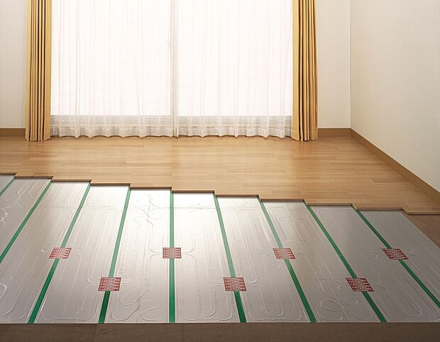 【【東京ガスTES温水式床暖房】】室内暖房として機能する温水式です。キレイな空気でやさしい暖かさを提供してくれます。 ライフハウジングの標準仕様としましては、リビングとダイニングのご家族団らんの場にそれぞれ、暖房パネルを設置します。