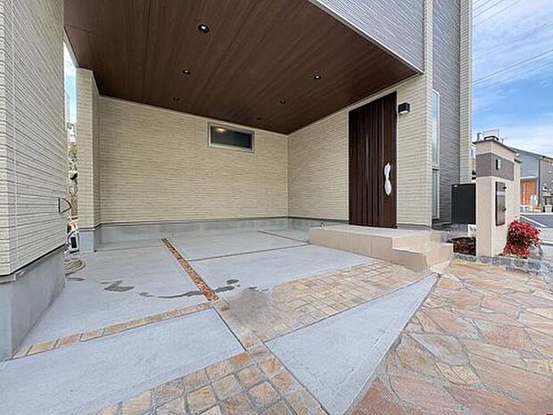 【【ビルトインガレージ】】ビルトインガレージが採用されています(車種による)。天候に左右されることなく乗降することができ、雨の日のお買物も濡らさずに持ち込めます。