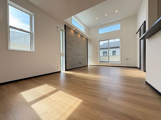 【【LDK】】2階リビングが採用されているため、外からの視線が気にならずに、ゆったりと家族団らんのひと時が過ごせます。3面採光で明るく風通しの良い居住空間です。