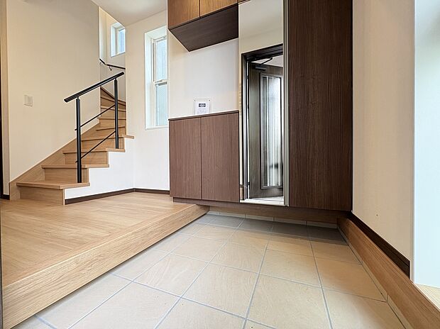 【【玄関】】掃除のしやすいフロートタイプの下足入が設置されています。外出前の身だしなみチェックができる、便利な姿見付きです。