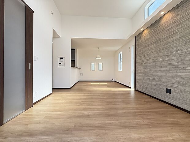 【【LDK】】リビングとダイニングをゾーニングしやすい縦長の形状です。それぞれに床暖房が設置されており、寒い冬も足元から暖かく、快適な室温を保ってくれます。