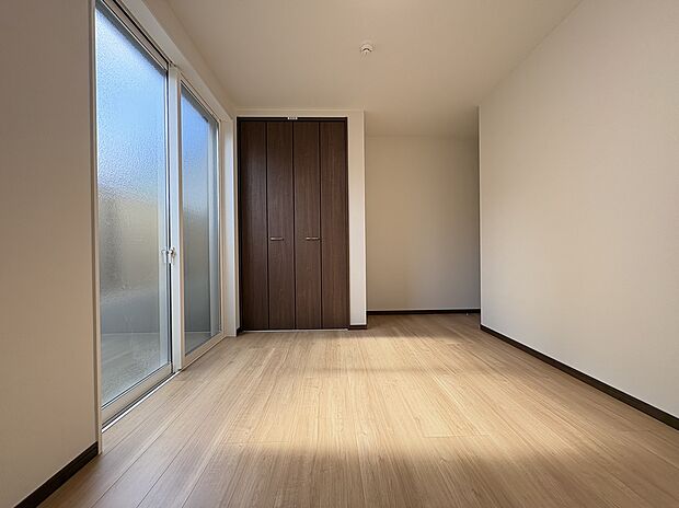 【【洋室/約7.07帖】】リビングと同じ木目調のフローリングと白いクロスが採用された、統一感のある内装です。全居室に収納があり、生活感の出ない居住空間が叶います。