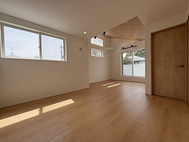 【【LDK/3号棟】】2階リビングのため、外からの視線が気にならずに、ゆったりと家族団らんのひと時が過ごせます。ダイニングテーブルやソファなどを置いてもゆとりのある広さです。