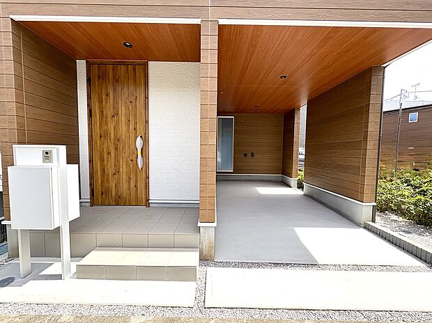 【【玄関/3号棟】】屋根付きの玄関ポーチが設けられており、雨の日の外出時・帰宅時でも、ゆったりと準備や片付けができます。インターホンや郵便ボックス付きの、スタイリッシュな多機能門柱が備わっています。