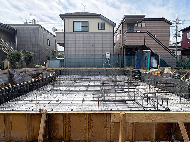 【【現地写真】】【前面道路を含む現地写真】
前面道路は、比較的見通しの良い直線道路ですので、出入りの際安全確認をスムーズに行えます。アスファルト舗装されており、ベビーカーや自転車でも通行がしやすいです。
