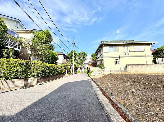 【【前面道路含む現地写真】】前面道路は、北側幅員約4.5m。アスファルト舗装されており、前面道路との高低差があまりないので、自転車やベビーカーでの出入りの際もスムーズです。
