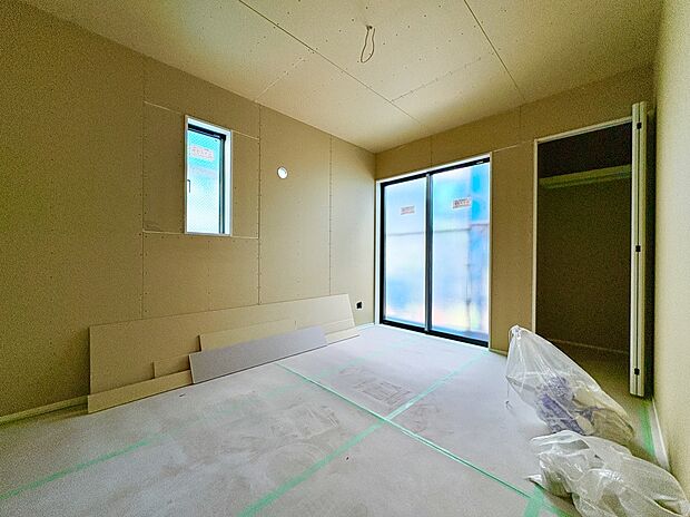 【【現地写真】】パントリー・シューズクローク・小屋裏収納など、物件随所に収納スペースが配置されています。収納家具を最小限に抑えられ、居住空間を広々と有効活用できる物件です。/2026.7.14撮影
