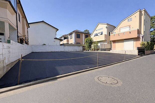 【【現地土地写真】】陽光が豊かに差し込む南東向き道路に面しています。前面道路は見通しの良い直線道路です。道路との高低差もなく、車の出入庫がスムーズに行えます。