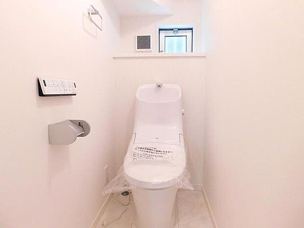 【【トイレ/施工例】】いつも清潔に使うことができる、温水洗浄便座付きトイレです。凹凸が少ないのでお手入れがしやすく、お掃除もらくらくです。トイレは各階にあり、来客時も気兼ねなく使用できます。