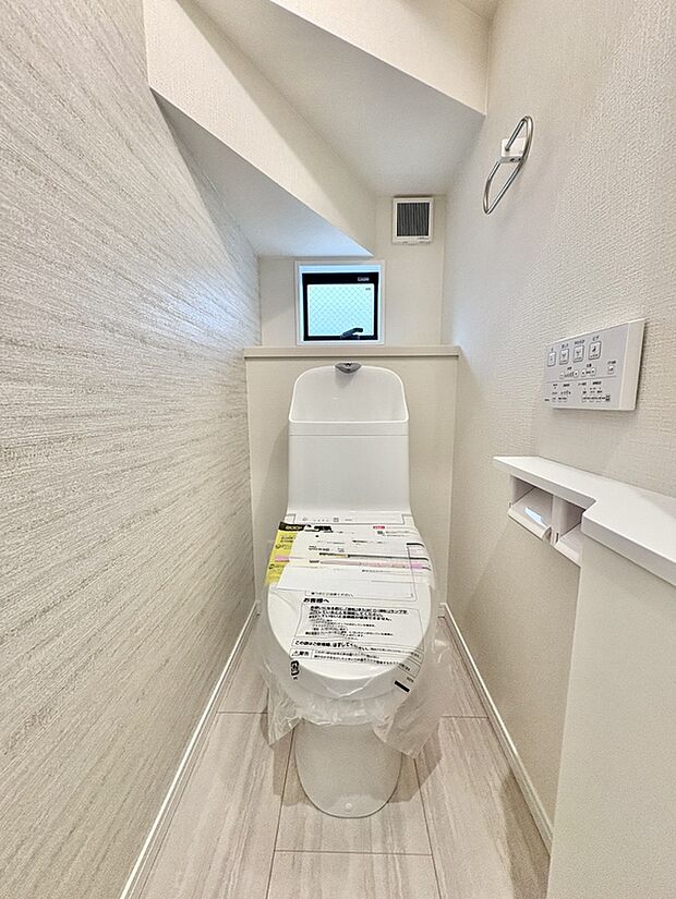 【【トイレ/建物プラン例】】いつも清潔に使うことができる、温水洗浄便座付きトイレです。トイレは2ヵ所にあり、来客時も気兼ねなく使用することができます。《建物面積125.54m2、建物価格2500万円》