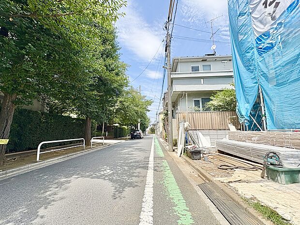【【前面道路を含む現地写真】】西側の前面道路は幅員約7m。ゆとりがあるため、駐車もスムーズ。また、比較的視界の開けた直線道路ですので、お車の出入り時にも、落ち着いて安全確認できます。