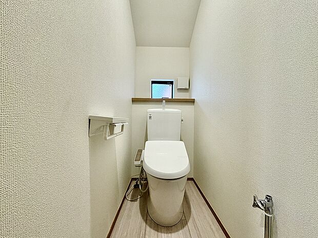【【トイレ/2階(A号棟)】】ホワイト調でまとめられたトイレ空間。小窓から新鮮な風を取り込み、快適で清潔な空間を維持できます。