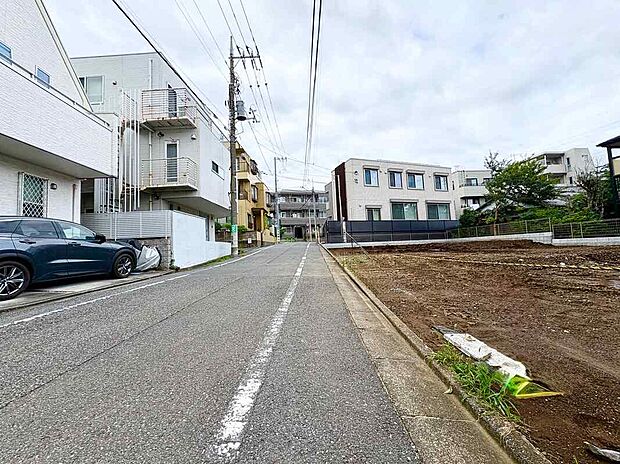 【【現地写真】】前面道路との高低差が少なく、自転車やベビーカーも通行しやすいです。また前面道路は約6mの幅があり、お車同士がすれ違う際も安心です。