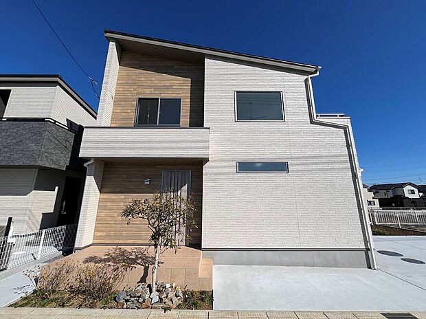 ６ｍ幅道路からゆったりした玄関までのアプローチ