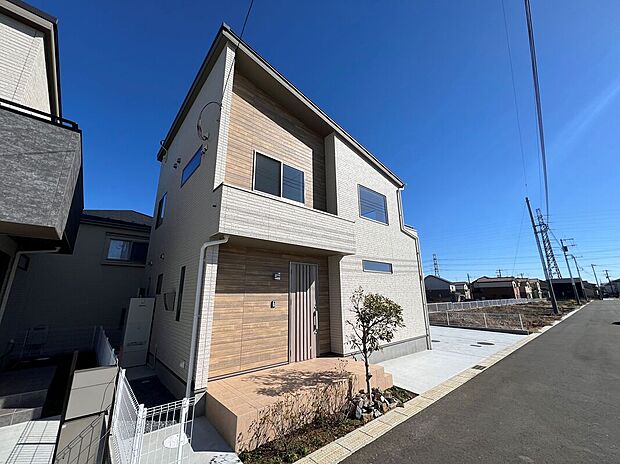 お隣りとの間も２ｍ以上空いております。