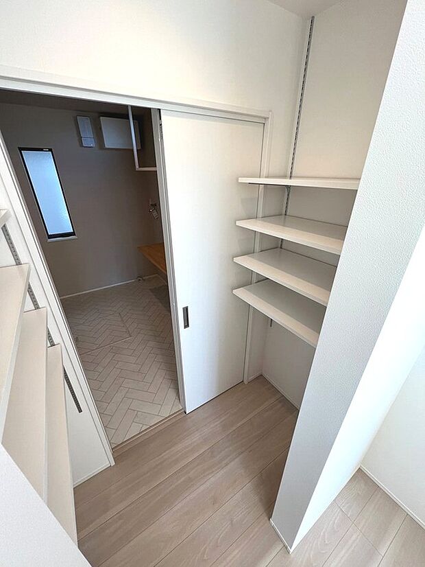 【パントリー】LDKからの家事動線を考えてキッチンからパントリー、ランドリールームまでが直線の動作でつながる間取りとなっております。