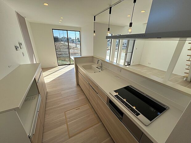 【キッチン】キッチンはタカラのシステムキッチンですのでお手入れが簡単です。IHコンロ、食器洗浄乾燥器が付いており水栓もタッチレスタイプのものが付いております。背面にはキッチンとおそろいの収納棚と家電ラックがあります。