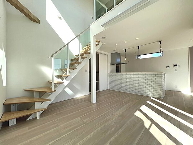 【開放感のある明るいＬＤＫ】スケルトン階段があり、吹き抜けのある開放感あるスペースです。