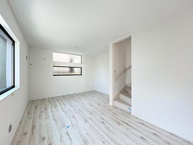 ◆プライバシー確保しやすい2階リビング!住まわれる方がインテリアコーディネートを楽しめるようシンプルデザインを採用!