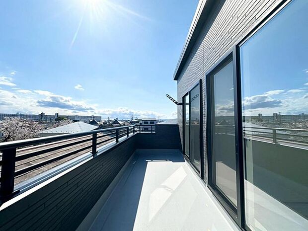 ■2部屋から出入り出来る南向き大型6帖バルコニー！洗濯物が多いご家庭もまとめて干せるので安心ですね！