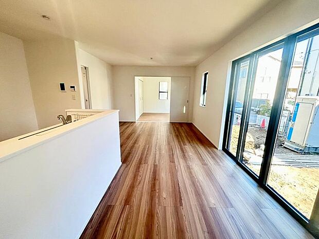 リビング 白と茶色の柔らかな色彩なので家具やカーテンの色を選びやすくなっています。