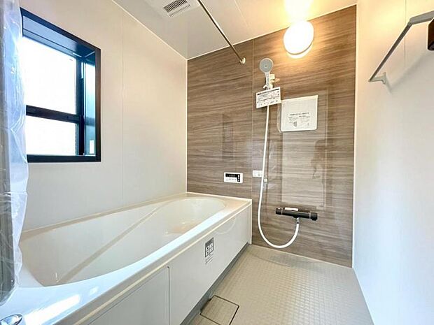 2号棟◆1日の疲れをリフレッシュしやすいゆったりとした浴室！天候や時間を気にせず洗濯物が乾かせる浴室乾燥機も装備！