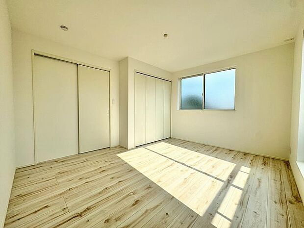 洋室 窓からのやさしい光が心地よいプライベートルーム。