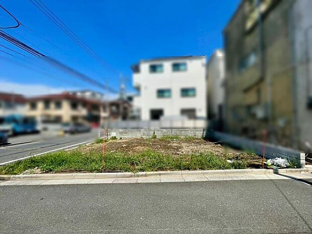 ◆開放感のある南西角地!建築中の為、同仕様の近隣完成住宅をご見学可能です!また、お客様がご興味のある物件も合わせてご案内させていただきます!※2025.9月撮影