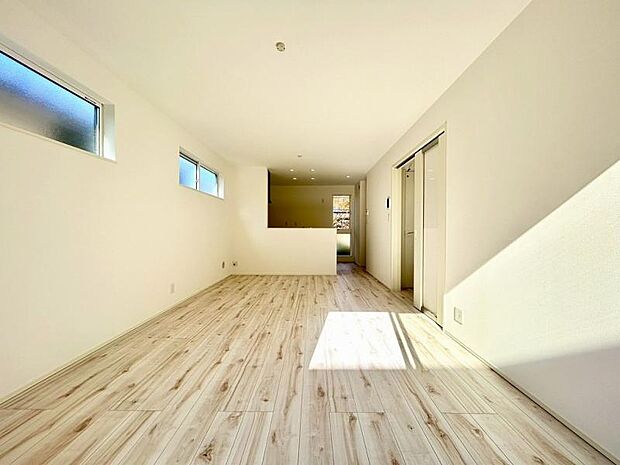 リビング 白を基調とした爽やかな色彩なので家具やカーテンの色を選びやすくなっています。