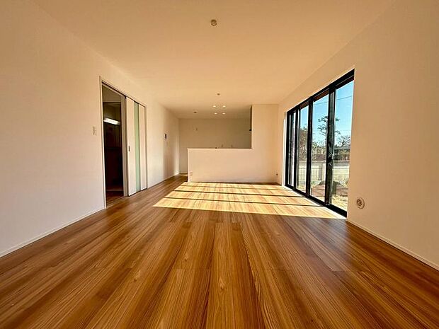 リビング 白と茶色の柔らかな色彩なので家具やカーテンの色を選びやすくなっています。