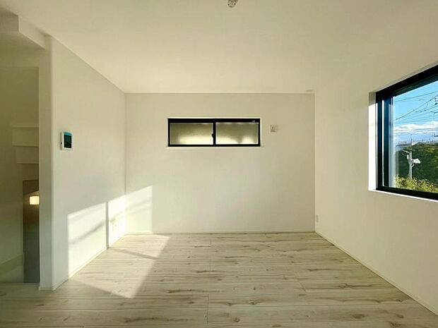 ■プライバシー確保しやすい2階リビング!窓を複数設置しているので、暖かな日差しが舞い込みます!ご家族のコミュニケーションが自然と深まるリビングイン階段!