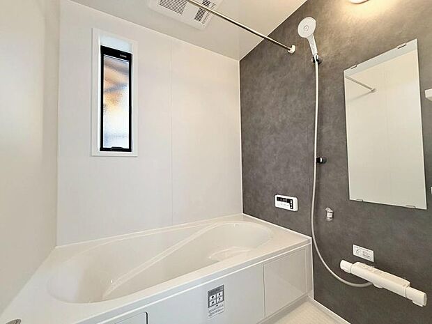 浴室　半身浴にも便利なエコベンチ付きの浴槽。お湯の量も少なくなるので家計にも優しい♪