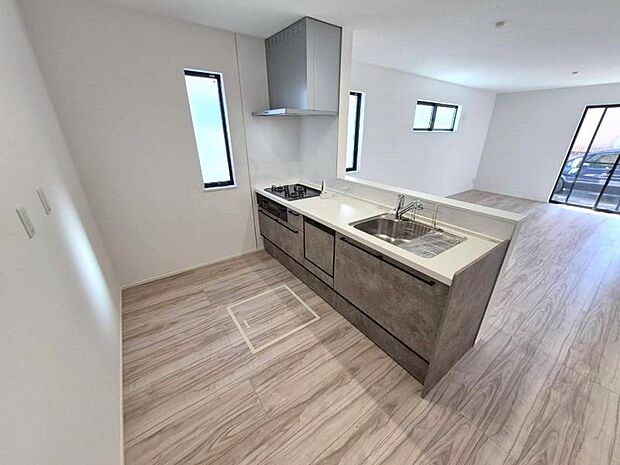 料理中もリビングでくつろぐ家族や小さなお子様を見守れる、開放的な対面式。キッチンのサイドには窓が配置されており、手元を明るく照らすだけでなく、調理中の換気もスムーズに行えます。