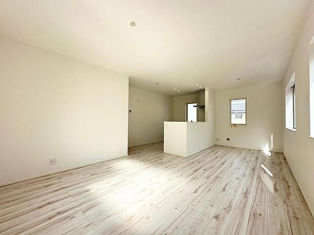 ■広々LDK16.2帖！暖かな陽光が舞い込み、広々とした空間はご家族に上質な寛ぎの時間をもたらしてくれそうです！